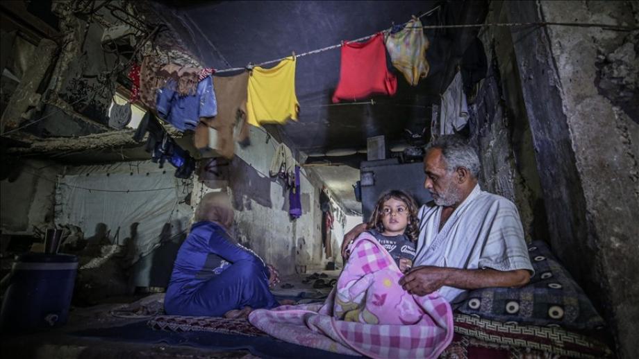 تعيش 56 عائلة سورية في ظروف صعبة في مدارس إدلب